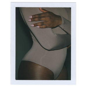 ESSENTIAL CREW NECK LONG SLEEVE BODYSUIT | SANDSTONE